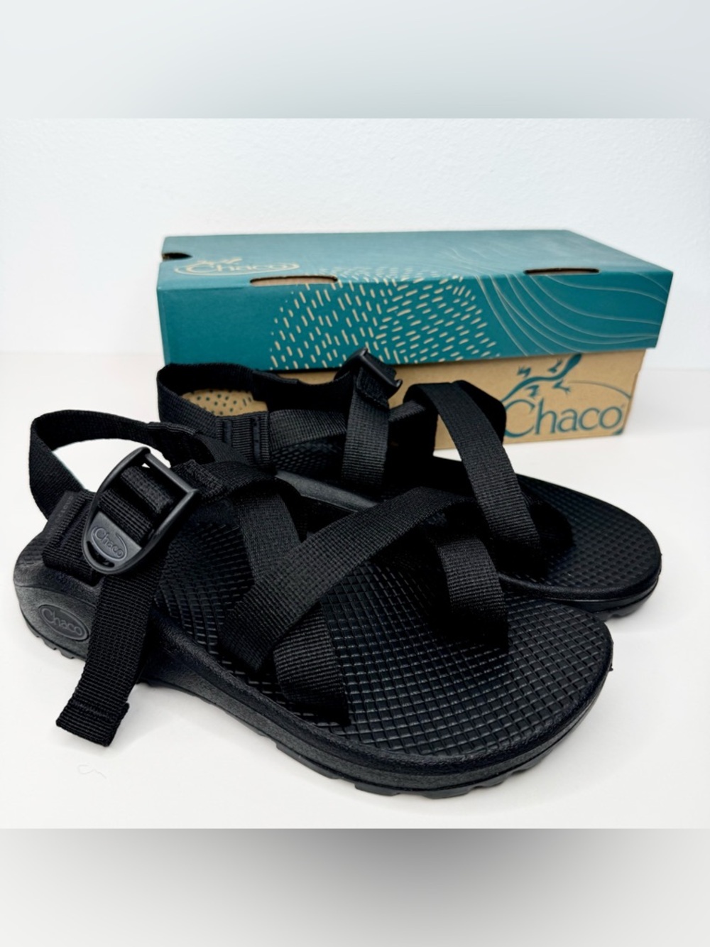 NEW in the box Chaco Z Cloud 2 solid black sandals J107364 women's 6 toe strap